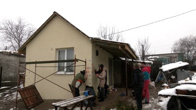 "Не живемо, а раюємо": у Чернігові волонтери відбудували житло для сестер, які жили у курятнику "Не живемо, а раюємо": у Чернігові волонтери відбудували житло для сестер, які жили у курятнику