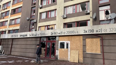 "Влучання були біля будинку. Стелю, вікна — все в квартирі пошкодили уламки". Жителі Херсона розповіли про атаки РФ