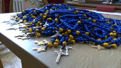 У Франківську працівниці департаменту культури плетуть вервиці для українських військових