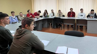 Наголоси, дати і пороговий бал: як в ліцеї у Луцьку випускників готують до НМТ Наголоси, дати і пороговий бал: як в ліцеї у Луцьку випускників готують до НМТ