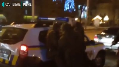 "Резонансне" затримання біля ялинки у Рівному: у Нацгвардії та поліції прокоментували відео