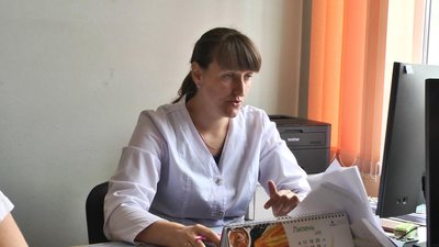 Сімейна лікарка з Хмельницького Оксана Оленівська каже, що до неї по допомогу звернулася 141 людина з числа тимчасово переміщених. Жодній людині вона не відмовила, попри те, що не усі пацієнти виявили бажання укласти з нею декларацію. Сімейна лікарка з Хмельницького Оксана Оленівська каже, що до неї по допомогу звернулася 141 людина з числа тимчасово переміщених. Жодній людині вона не відмовила, попри те, що не усі пацієнти виявили бажання укласти з нею декларацію.
