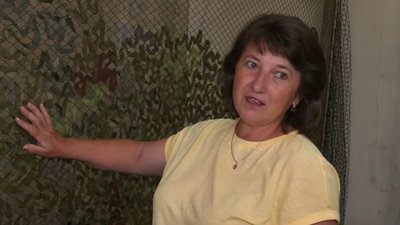 Волонтерка Галина Городинська плете маскувальні сітки Волонтерка Галина Городинська плете маскувальні сітки