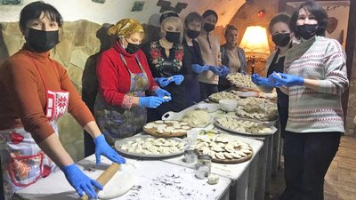 У Луцьку волонтери наліпили майже 100 кілограмів вареників для військових у зоні ООС У Луцьку волонтери наліпили майже 100 кілограмів вареників для військових у зоні ООС