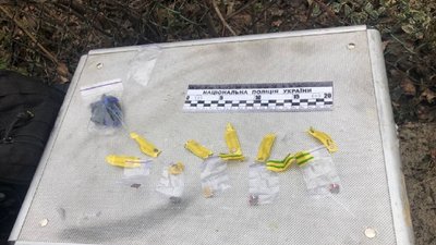 У Львові знайшли понад 100 згортків із наркотиками завдяки повідомленню у чат-боті У Львові знайшли понад 100 згортків із наркотиками завдяки повідомленню у чат-боті
