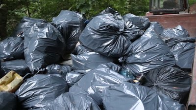 Близько 1,5 тонни сміття зібрали волонтери на березі Дністра на Прикарпатті Близько 1,5 тонни сміття зібрали волонтери на березі Дністра на Прикарпатті