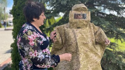 Волинянки за три з половиною роки безплатно пошили понад 2000 антидронових плащів для українських бійців Волинянки за три з половиною роки безплатно пошили понад 2000 антидронових плащів для українських бійців