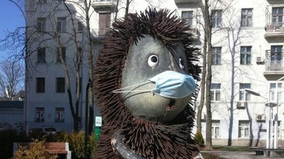 У Києві невідомі зруйнували скульптуру "Їжачка в тумані" — її відновлять і повернуть на місце