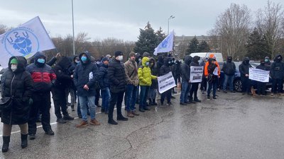 "Гроші йдуть корупціонерам". Моряки перекрили трасу Київ-Одеса "Гроші йдуть корупціонерам". Моряки перекрили трасу Київ-Одеса