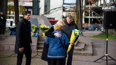 В Івано-Франківську рідним загиблих бійців вручили медалі "За заслуги перед Прикарпаттям"