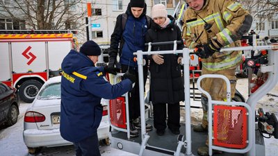 Пожежники рятують людей з епіцентру загоряння у багатоповерховому будинку в Харкові