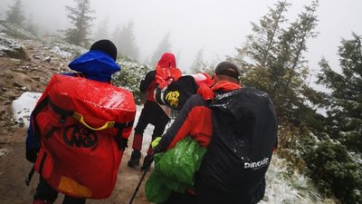 Прикарпатські рятувальники допомогли туристці з Чернівців, яка травмувалася в горах Прикарпатські рятувальники допомогли туристці з Чернівців, яка травмувалася в горах
