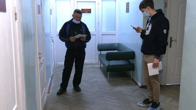 У Рівному люди стоять в черзі, щоб здати кров У Рівному люди стоять в черзі, щоб здати кров