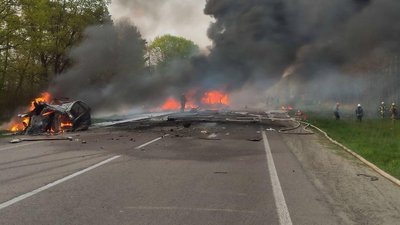 На Рівненщині зіткнулись автобус і бензовоз, загинули 17 людей На Рівненщині зіткнулись автобус і бензовоз, загинули 17 людей