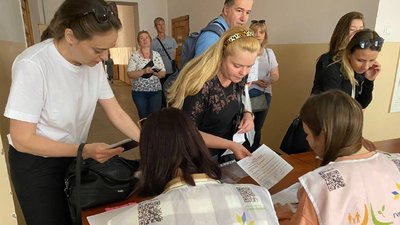 "Сумка саморянина". У Вінниці переселенці отримали понад тисячу продуктових наборів "Сумка саморянина". У Вінниці переселенці отримали понад тисячу продуктових наборів
