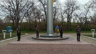 Над Кропивницьким підняли новий прапор України. Попередній пошкодився через вітер та дощ Над Кропивницьким підняли новий прапор України. Попередній пошкодився через вітер та дощ