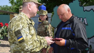 Попередив побратимів про артилерійський обстріл: на Одещині родина загиблого прикордонника отримала нагороду
