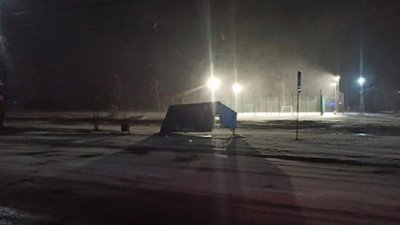 160 населених пунктів без електрики, повалені дерева і ускладнений рух: наслідки вітру на Сумщині 160 населених пунктів без електрики, повалені дерева і ускладнений рух: наслідки вітру на Сумщині