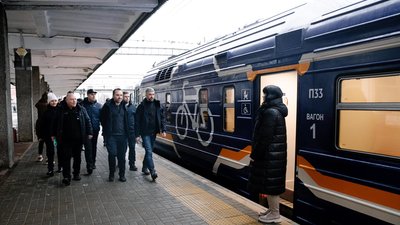 "Укрзалізниця" запустила оновлений після ремонту дизель-поїзд "Коростень — Вінниця" "Укрзалізниця" запустила оновлений після ремонту дизель-поїзд "Коростень — Вінниця"
