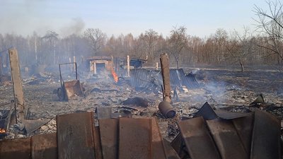 На Чернігівщині через підпал сміття згорів будинок та автомобіль На Чернігівщині через підпал сміття згорів будинок та автомобіль