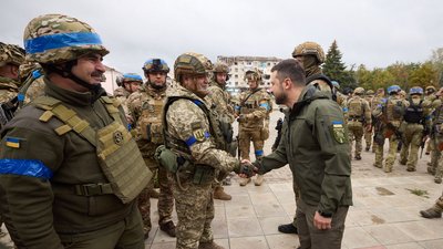 Український прапор над міськрадою: до Ізюма приїхав Зеленський Український прапор над міськрадою: до Ізюма приїхав Зеленський
