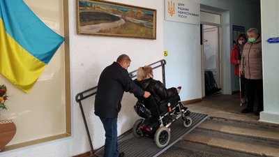 У центрі надання адмінпослуг на Житомирщині люди з інвалідністю провели аудит доступності