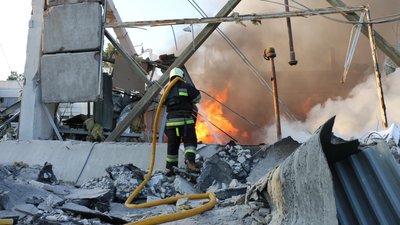 У Харкові від російського удару 19 серпня спалахнуло підприємство У Харкові від російського удару 19 серпня спалахнуло підприємство