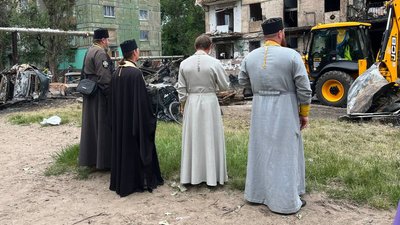 14 червня у Кривому Розі оголошено Днем жалоби. Що відбувається на місці ракетного удару – фоторепортаж 14 червня у Кривому Розі оголошено Днем жалоби. Що відбувається на місці ракетного удару – фоторепортаж