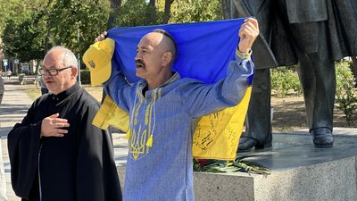 Учасник акції Олег Гілякін із прапором України в руках Учасник акції Олег Гілякін із прапором України в руках