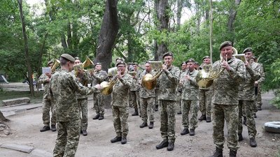 В Одесі із Днем морської піхоти із оркестром привітали 99-річного ветерана-морпіха