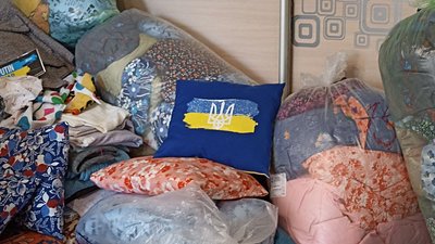 На Житомирщині бабусі пошили півтори тисячі подушок для військових На Житомирщині бабусі пошили півтори тисячі подушок для військових