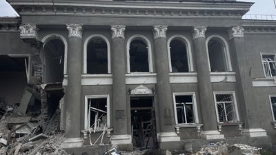 Розбиту Росією райадміністрацію у Золочеві на Харківщині планують законсервувати Розбиту Росією райадміністрацію у Золочеві на Харківщині планують законсервувати