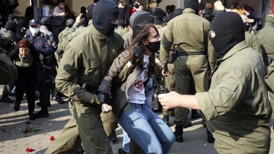 У Мінську силовики у балаклавах затримували жінок на опозиційному марші У Мінську силовики у балаклавах затримували жінок на опозиційному марші