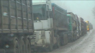 Мешканці Вінниччини перекрили дорогу аби вантажівки з буряками не розбивали її Мешканці Вінниччини перекрили дорогу аби вантажівки з буряками не розбивали її