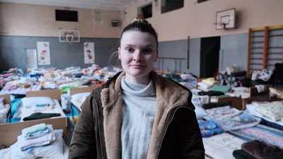 Зносять ліжка у спортзал та сортують речі. Волонтери у Чернівцях допомагають людям з інших регіонів