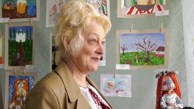 Майстриня Наталія Оніщенко на фестивалі "Великоднє сяйво" на Прилуччині Чернігівської області, який зібрав роботи майстрів з чотирьох областей Майстриня Наталія Оніщенко на фестивалі "Великоднє сяйво" на Прилуччині Чернігівської області, який зібрав роботи майстрів з чотирьох областей