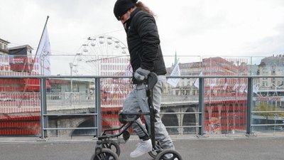 Паралізований чоловік зміг ходити завдяки імпланту в спинному мозку. Це перший такий випадок у світі