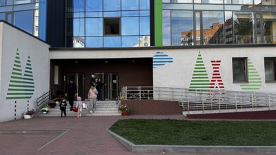 Батьки забирають дітей з садку після атаки РФ по Сумах.