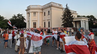 У центрі Одеси люди вийшли на акцію "День єднання білорусів"