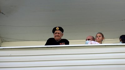 В Одесі з оркестром привітали 100-річного морпіха-ветерана