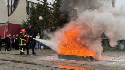 Пожежній безпеці і першій допомозі вчили дітей рятувальники в Ужгороді Пожежній безпеці і першій допомозі вчили дітей рятувальники в Ужгороді