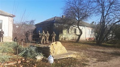 Частину вулиці у Харкові, де чоловік погрожує поліції гранатою, перекрили