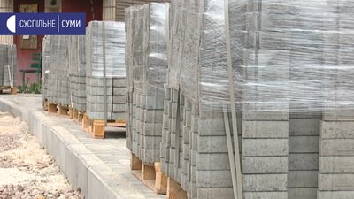 "Плитка сиплеться": У Сумах два тижні ремонтують прибудинкові території "Плитка сиплеться": У Сумах два тижні ремонтують прибудинкові території