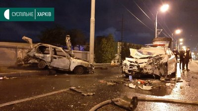 Внаслідок зіткнення із патрульним авто у Харкові вибухнув легковик, є загиблі Внаслідок зіткнення із патрульним авто у Харкові вибухнув легковик, є загиблі
