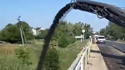 На Запоріжжі викинули в річку асфальт, потім "почистили" та вибачились
