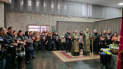 Залишився маленький син: у Хмельницькому попрощалися з воїном Віталієм Холодюком