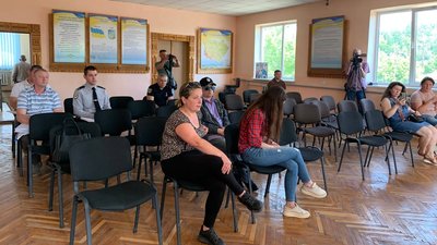 У Косові люди протестують біля відділу поліції У Косові люди протестують біля відділу поліції