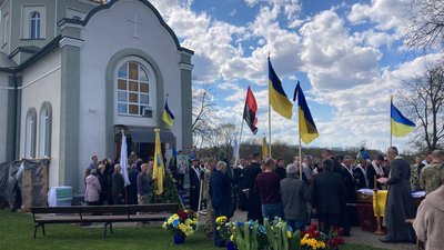 У селі на Тернопільщині прощаються з військовим, екснардепом Олегом Барною У селі на Тернопільщині прощаються з військовим, екснардепом Олегом Барною