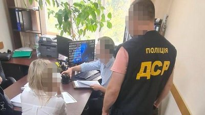 "Шкоди на 28 мільйонів гривень". На Буковині посадовицю підозрюють у незаконній реєстрації земельних ділянок