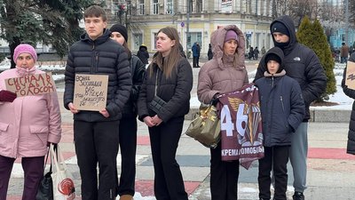 "Не мовчи — полон вбиває": у Житомирі відбулася акція на підтримку військовополонених "Не мовчи — полон вбиває": у Житомирі відбулася акція на підтримку військовополонених